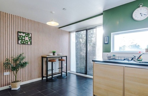 Manchester House | Tranquil 3 Bedroom Manchester Retreat With Parking