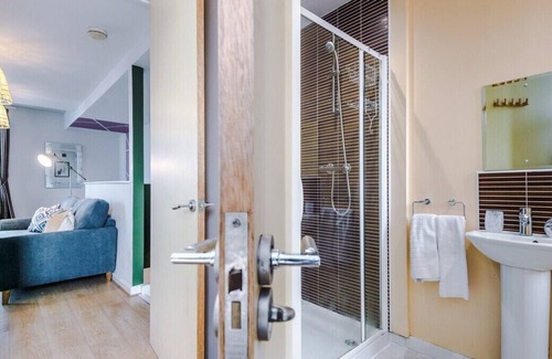 Manchester House | Tranquil 3 Bedroom Manchester Retreat With Parking