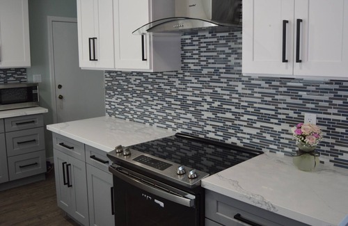 Kenmore House | Tranquil and Modern Home 3br a/c