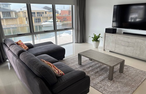Wannanup House | Tranquil Canal Retreat