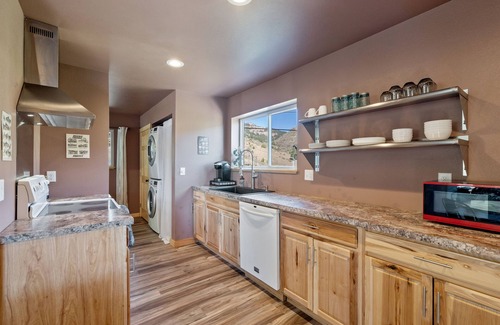 Fort Collins Apartment | Tranquil Cottage Guest House- 5 minute walk to Horsetooth lake!