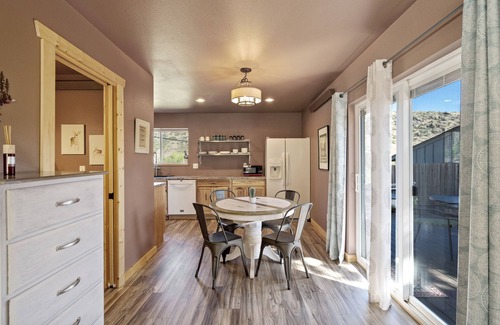 Fort Collins Apartment | Tranquil Cottage Guest House- 5 minute walk to Horsetooth lake!