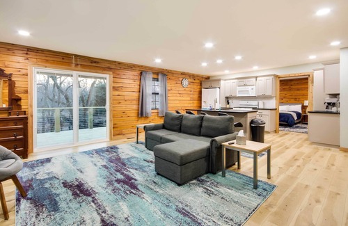 Pineville Cabin | Tranquil Creekside Hideout: Families Welcome!