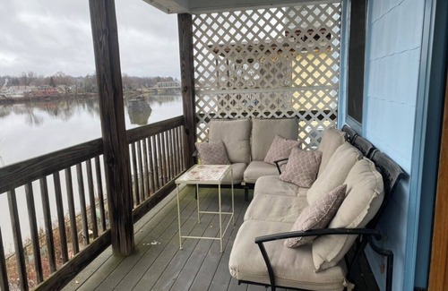 Newtonville House | Tranquil direct waterfront 3-bedroom flat in quiet Troy neighborhood with WiFi