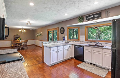 Springfield Cottage | Tranquil Family Home w/Yard, 14 Mi to Springfield
