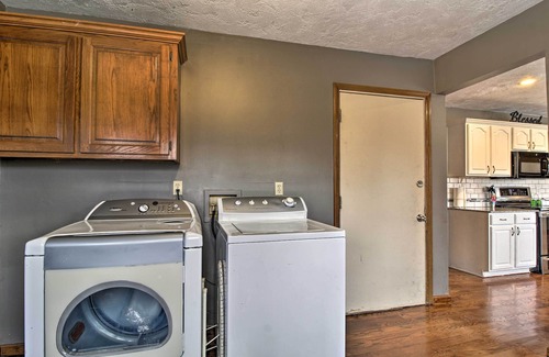 Springfield Cottage | Tranquil Family Home w/Yard, 14 Mi to Springfield
