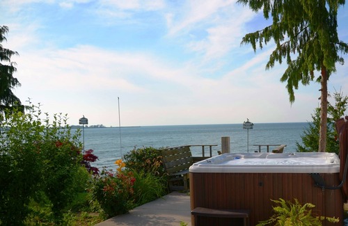 Niagara-on-the-Lake House | Tranquil Lake Front Home In NOTL with Hot Tub, Long-Term Stays