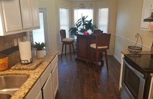 Stockbridge House | TRANQUIL LAKESIDE BUNGALOW