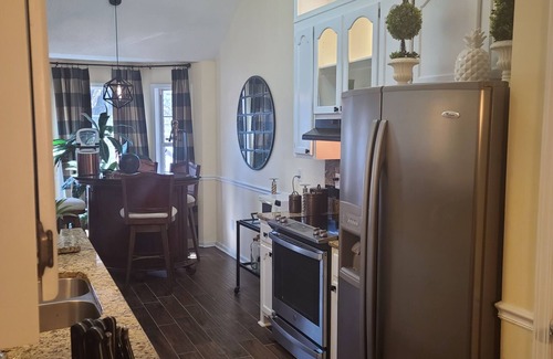 Stockbridge House | TRANQUIL LAKESIDE BUNGALOW