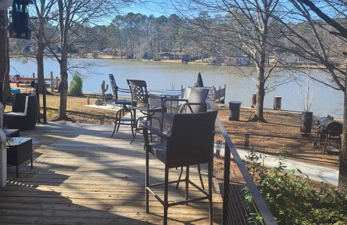 Stockbridge House | TRANQUIL LAKESIDE BUNGALOW