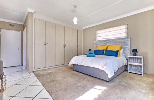 Germiston Apartment | Tranquil, large 1 bedroom garden cottage, 12 mins from OR Tambo International with backup water