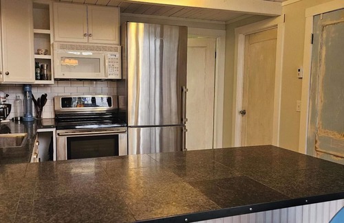 Agate Cottage | Tranquil Lowbank Waterfront Cottage.