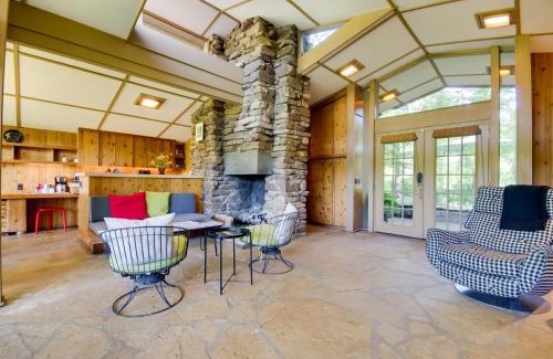 Hardy House | Tranquil Mid-Century Modern Cottage with Forest View
