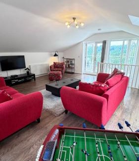 Umberleigh House | Tranquil North Devon Lodge - 2BR, Countryside Views & Pool, High Bickington close to Umberleigh, Barnstaple, Bideford & Westward Ho