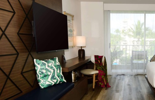 Lihue Hotel | Tranquil Oasis on Kaua'i's Shores! 4 Ocean View Rooms! Pool, Airport Shuttle!
