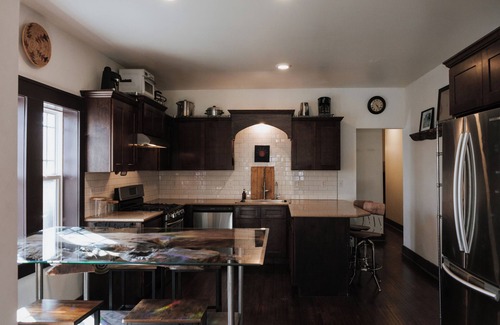 Midtown House | Tranquil Pet-Friendly Bungalow in Midtown Springfield with High-Speed Wi-Fi
