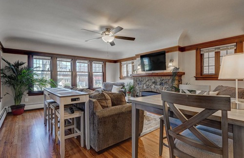 Bay View Apartment | Tranquil Pet-Friendly Apartment ~ Close to Downtown & Parks