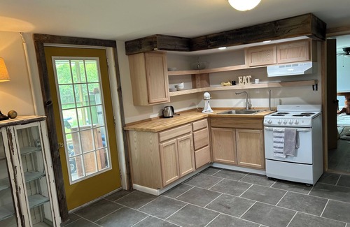 Greenwich Apartment | Tranquil Retreat, 2-bedroom apartment freshly renovated with Private Drive/Entry
