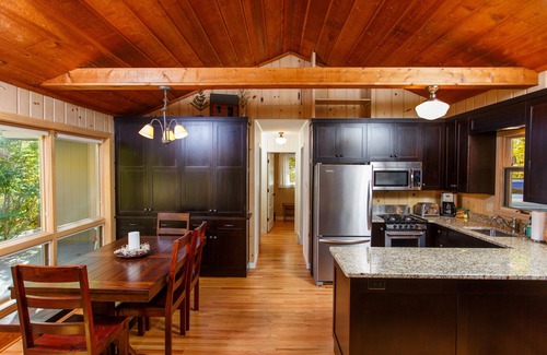 Baileys Harbor Cabin | Tranquil Retreat-walk to Kangaroo Lake Sandy beach