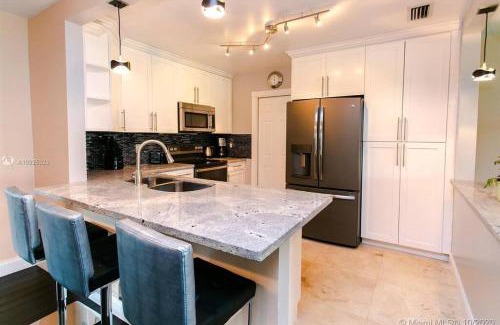Dania Beach House | Tranquil Retreat with HEATED POOL Minutes to the Beach
