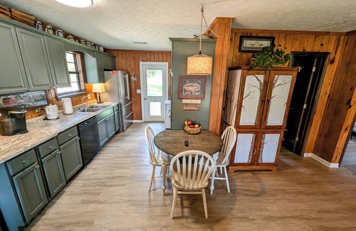 Auburn Cabin | Tranquil secluded cabin in Auburn. Perfect for your GAMEDAY getaway or AU EVENT!