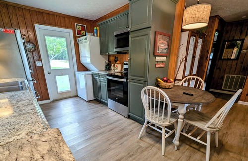 Auburn Cabin | Tranquil secluded cabin in Auburn. Perfect for your GAMEDAY getaway or AU EVENT!