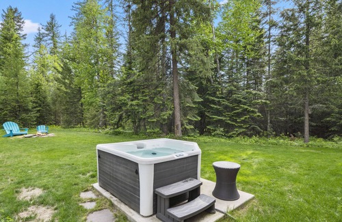 Sagle House | Tranquil, unique home only 7 miles to Sandpoint on 5 quiet acres. Pets allowed.