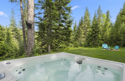 Sagle House | Tranquil, unique home only 7 miles to Sandpoint on 5 quiet acres. Pets allowed.