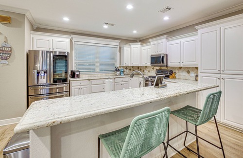 Mid America House | Tranquil Views: Riverfront Retreat in Hot Springs!