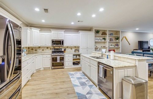 Mid America House | Tranquil Views: Riverfront Retreat in Hot Springs!