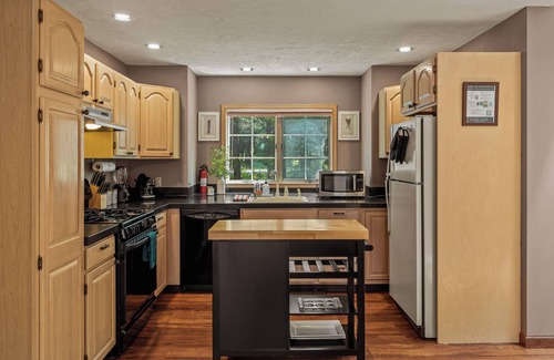 Pocono Summit House | Tranquil Waterside by AvantStay | Lakefront, Dock, Game Room, Boats Included
