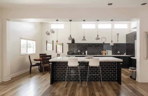 Los Angeles Villa | Tranquility in Prime Location w Private Pool