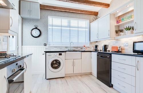 Portrush Cottage | TRANQUILITY, pet friendly, with open fire in Portrush