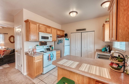 Kanab House | ~Tranquility Trails~nHiking Poles♡Pool&Hot Tub♡Comfy King Bed♡90+ Amenities!