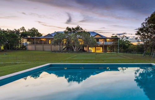 Woolgoolga House | Tranquilo Beach House Beachfront Retreat for 12 Pool Wildlife Accessibility