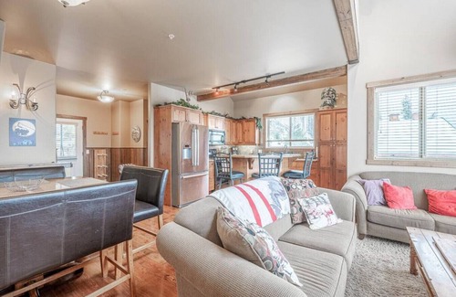 The Forest House | Trapper's Lodge–4 Bd w/Great View, Private Hot Tub