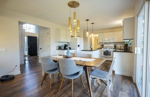 Whittaker House | Travelbugs - 15 min to A2
