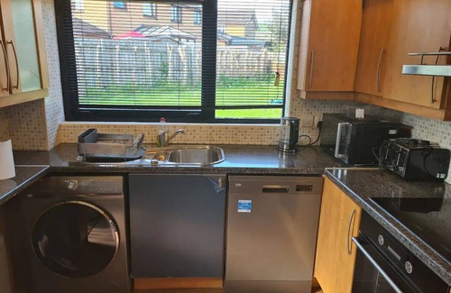Nitshill House | TRAVEL HOST 3 BEDROOM HOUSE WITH FREE PARKING