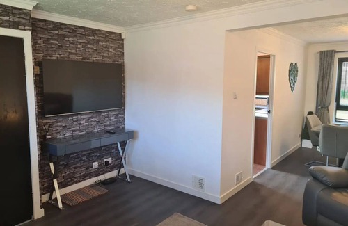 Nitshill House | TRAVEL HOST 3 BEDROOM HOUSE WITH FREE PARKING