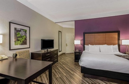 Airport North Hotel | Travel With Ease – Free Shuttle + Comfortable Accommodation | Free Breakfast
