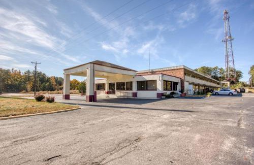 Templeton Hotel | Travelers Inn By OYO, Templeton VA