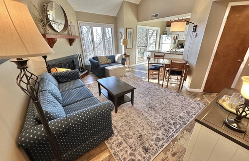 Wintergreen Condo | Travelers' Rest-Your Wintergreen Retreat in the Center of it All!