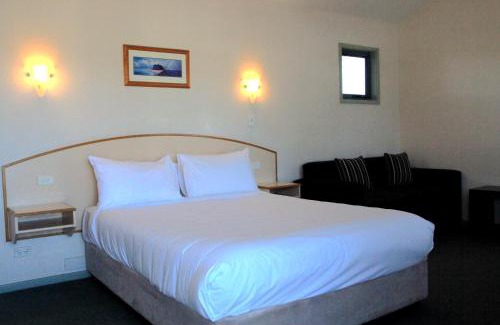 Mayfield West Hotel | Travellers Motor Village