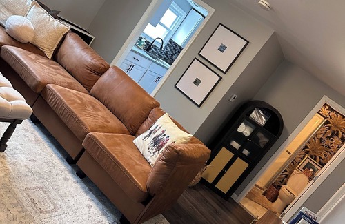 Johnsonville House | TRAVERS READY!nnStylish 3 bedroom Saratoga Lake House