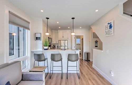 Traverse City House | Traverse City Townhome Walk to Beach!