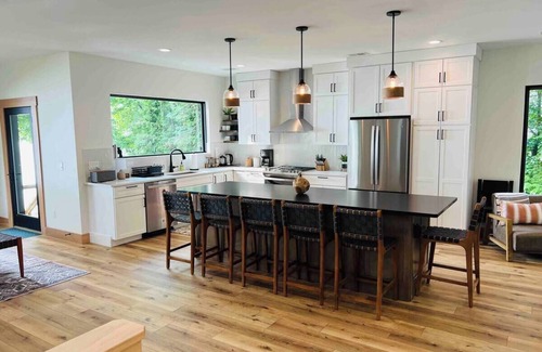 Traverse City House | Traverse City Waterfront Modern Escape on West Bay