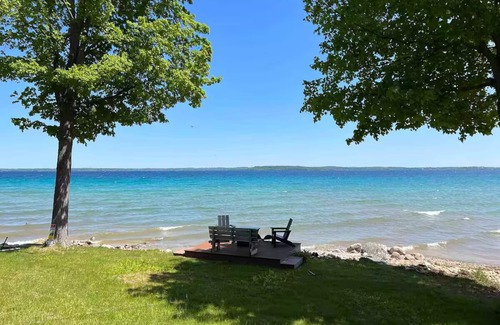Traverse City House | Traverse City Waterfront Modern Escape on West Bay