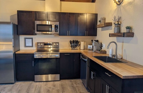 Ocean Shores Hotel | Treasure Chest - Deluxe King Suite with Fireplace, Pet Friendly