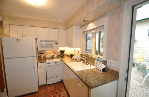 Treasure Island Apartment | Treasure Island Beach Pool Wi-Fi Steps to Beach Sleeps 15