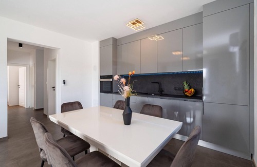 Brisevo House | Treat yourself to a break in this modern and beautiful house with pool in the countryside.